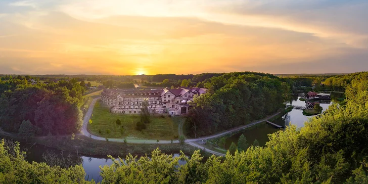 Parádny rezort 13 km od Baltu: raňajky, wellness, zoo aj kone, vlastné jazero, festival a mnoho ďalšieho