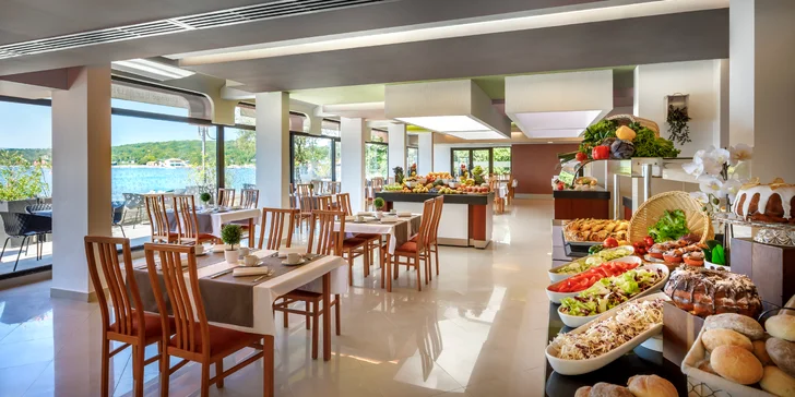 Dovolenka na chorvátskom Krku: 3* hotel pri pláži, raňajky aj polpenzia plus, animácie