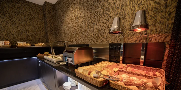 Moderný 4* hotel v centre španielskej Sevilly s raňajkami a bazénom