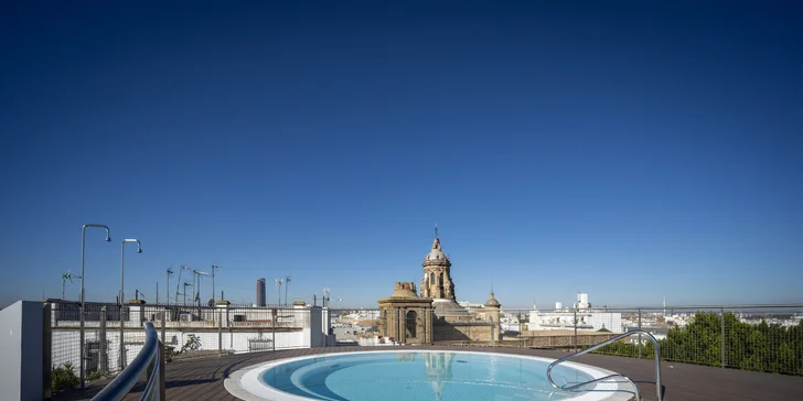 Moderný 4* hotel v centre španielskej Sevilly s raňajkami a bazénom