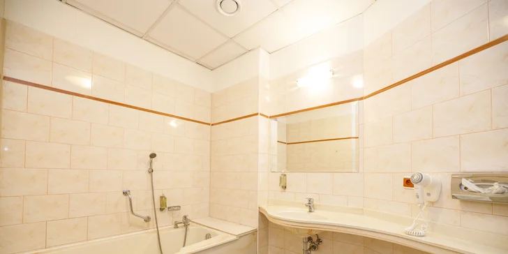 Polpenzia, masáž, perličkový kúpeľ aj parafínový zábal v samotnom srdci Karlových Varov