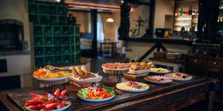 Aktívny pobyt v Jizerkách: hotel v Kořenově s raňajkami a vonkajším bazénom