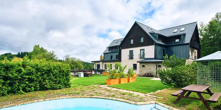 Aktívny pobyt v Jizerkách: hotel v Kořenově s raňajkami a vonkajším bazénom