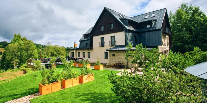 Aktívny pobyt v Jizerkách: hotel v Kořenově s raňajkami a vonkajším bazénom