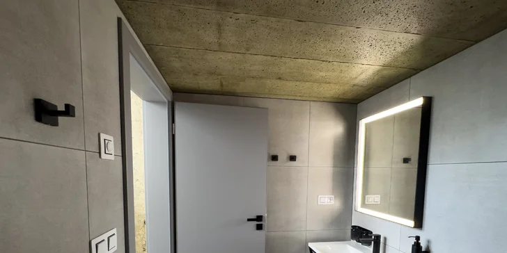 Pobyt v Klatovách v ikonickej budove telekomunikácií: možnosť VIP prehliadky, blízko centra