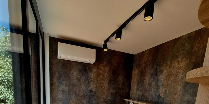 Pobyt pri jazere na juhu Čiech: domček s terasou a raňajkami, obora so zvieratami aj safari jazda