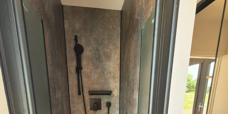 Pobyt pri jazere na juhu Čiech: domček s terasou a raňajkami, obora so zvieratami aj safari jazda