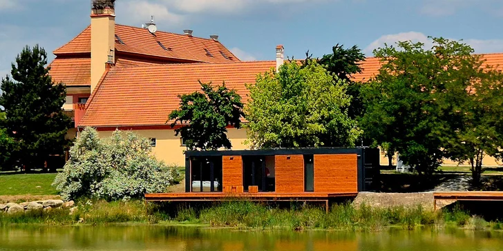 Pobyt pri jazere na juhu Čiech: domček s terasou a raňajkami, obora so zvieratami aj safari jazda