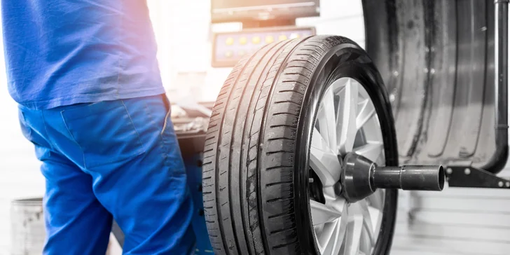 Kompletné prezutie diskov či výmena kolies s vyvážením a materiálom v cene aj ošetrenie pneumatík sprejom COYOTE