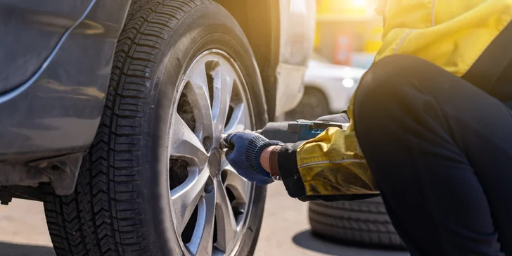 Kompletné prezutie diskov či výmena kolies s vyvážením a materiálom v cene aj ošetrenie pneumatík sprejom COYOTE