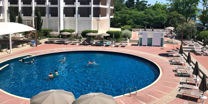 Moderný hotel v Zadare priamo pri mori s raňajkami, polpenziou alebo plnou penziou a bazénom