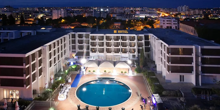 Moderný hotel v Zadare priamo pri mori s raňajkami, polpenziou alebo plnou penziou a bazénom