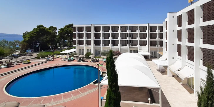 Moderný hotel v Zadare priamo pri mori s raňajkami, polpenziou alebo plnou penziou a bazénom