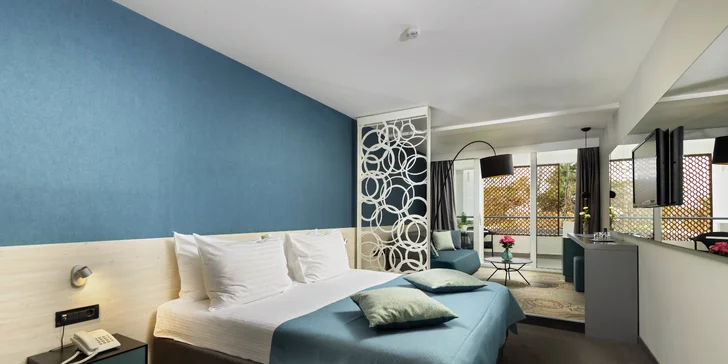 Moderný hotel v Zadare priamo pri mori s raňajkami, polpenziou alebo plnou penziou a bazénom