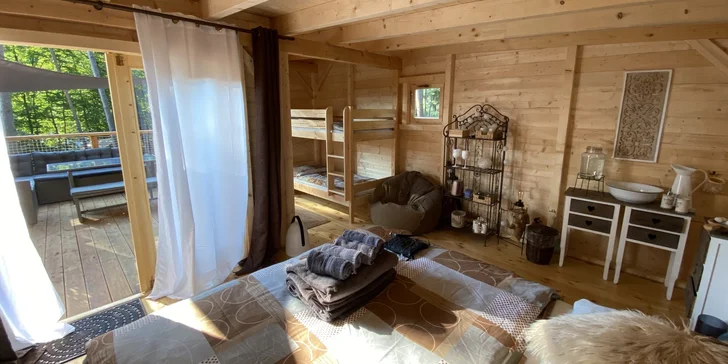 Netradičná dovolenka v Českém raji: treehouse pre pár aj rodinu s požičaním loďky aj možnosťou raňajkového koša
