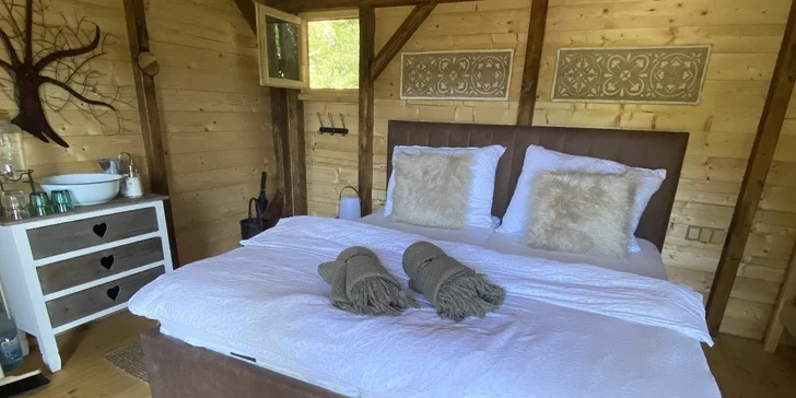 Netradičná dovolenka v Českém raji: treehouse pre pár aj rodinu s požičaním loďky aj možnosťou raňajkového koša
