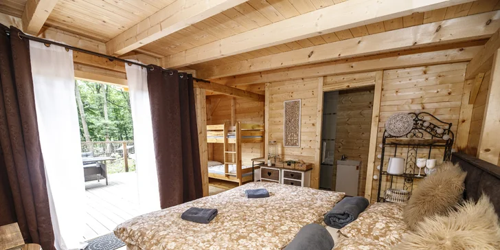 Netradičná dovolenka v Českém raji: treehouse pre pár aj rodinu s požičaním loďky aj možnosťou raňajkového koša