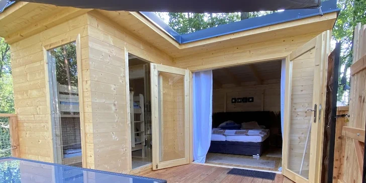 Netradičná dovolenka v Českém raji: treehouse pre pár aj rodinu s požičaním loďky aj možnosťou raňajkového koša