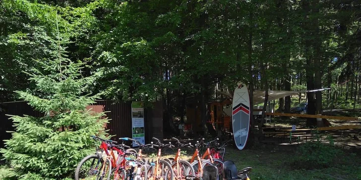 Netradičná dovolenka v Českém raji: treehouse pre pár aj rodinu s požičaním loďky aj možnosťou raňajkového koša