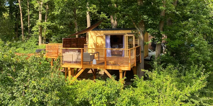 Netradičná dovolenka v Českém raji: treehouse pre pár aj rodinu s požičaním loďky aj možnosťou raňajkového koša