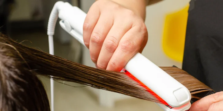 Strih, balayage alebo regenerácia vlasov ultrazvukovou žehličkou