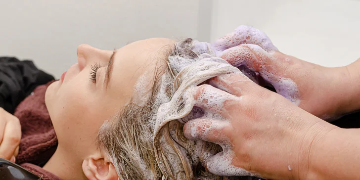 Strih, balayage alebo regenerácia vlasov ultrazvukovou žehličkou