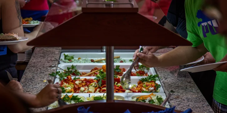 Útulné chatky pri rybníku na úpätí Orlických hôr pre pár aj rodinu: jedlo, sauny a biotop