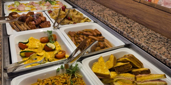 Útulné chatky pri rybníku na úpätí Orlických hôr pre pár aj rodinu: jedlo, sauny a biotop