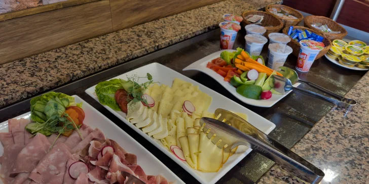 Útulné chatky pri rybníku na úpätí Orlických hôr pre pár aj rodinu: jedlo, sauny a biotop