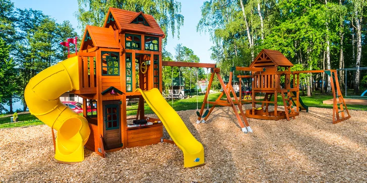 Útulné chatky pri rybníku na úpätí Orlických hôr pre pár aj rodinu: jedlo, sauny a biotop