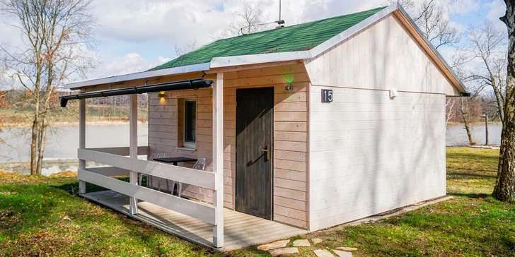 Útulné chatky pri rybníku na úpätí Orlických hôr pre pár aj rodinu: jedlo, sauny a biotop