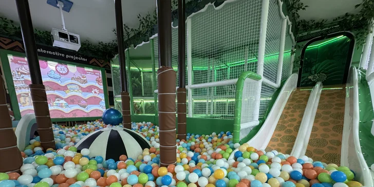 Útulné chatky pri rybníku na úpätí Orlických hôr pre pár aj rodinu: jedlo, sauny a biotop