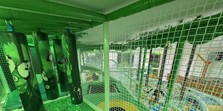 Útulné chatky pri rybníku na úpätí Orlických hôr pre pár aj rodinu: jedlo, sauny a biotop