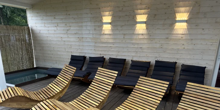 Útulné chatky pri rybníku na úpätí Orlických hôr pre pár aj rodinu: jedlo, sauny a biotop