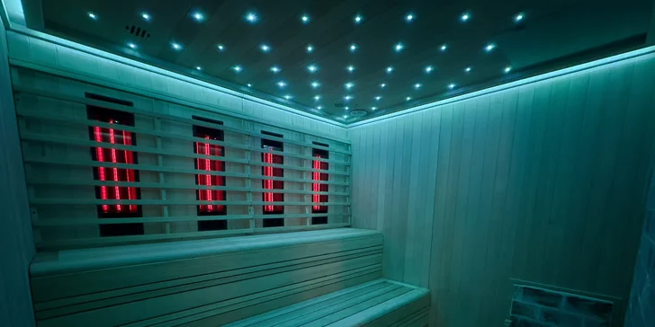 Útulné chatky pri rybníku na úpätí Orlických hôr pre pár aj rodinu: jedlo, sauny a biotop