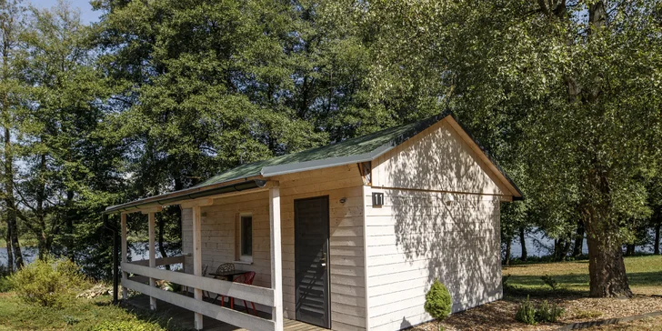 Útulné chatky pri rybníku na úpätí Orlických hôr pre pár aj rodinu: jedlo, sauny a biotop
