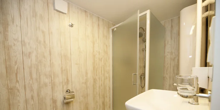 Útulné chatky pri rybníku na úpätí Orlických hôr pre pár aj rodinu: jedlo, sauny a biotop