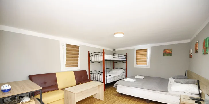 Útulné chatky pri rybníku na úpätí Orlických hôr pre pár aj rodinu: jedlo, sauny a biotop