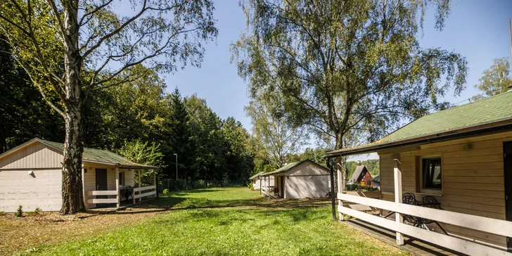 Útulné chatky pri rybníku na úpätí Orlických hôr pre pár aj rodinu: jedlo, sauny a biotop