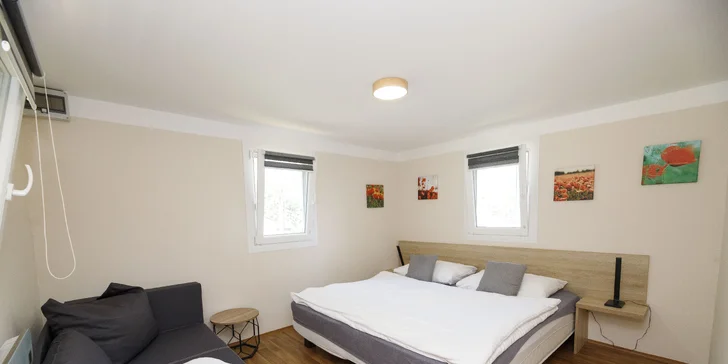 Útulné chatky pri rybníku na úpätí Orlických hôr pre pár aj rodinu: jedlo, sauny a biotop