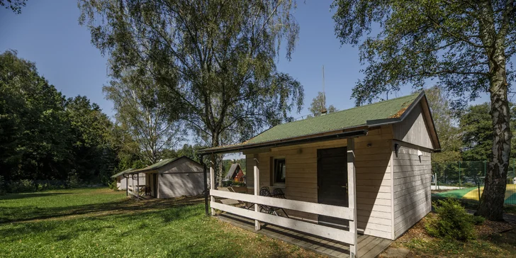 Útulné chatky pri rybníku na úpätí Orlických hôr pre pár aj rodinu: jedlo, sauny a biotop