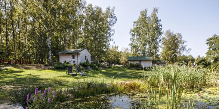 Útulné chatky pri rybníku na úpätí Orlických hôr pre pár aj rodinu: jedlo, sauny a biotop
