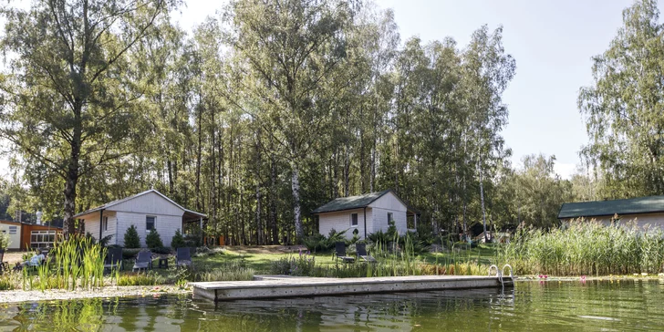 Útulné chatky pri rybníku na úpätí Orlických hôr pre pár aj rodinu: jedlo, sauny a biotop