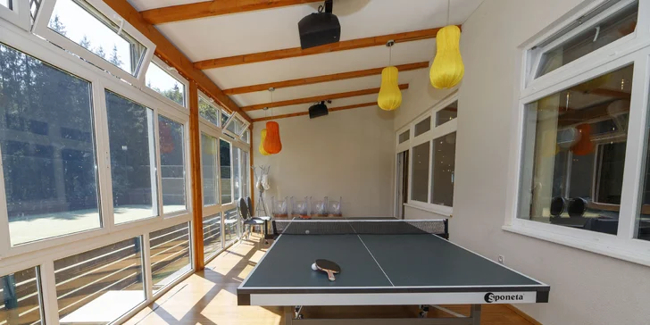 Útulné chatky pri rybníku na úpätí Orlických hôr pre pár aj rodinu: jedlo, sauny a biotop