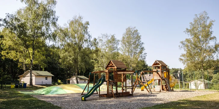 Útulné chatky pri rybníku na úpätí Orlických hôr pre pár aj rodinu: jedlo, sauny a biotop