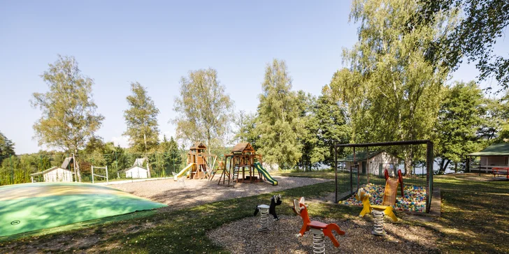 Útulné chatky pri rybníku na úpätí Orlických hôr pre pár aj rodinu: jedlo, sauny a biotop