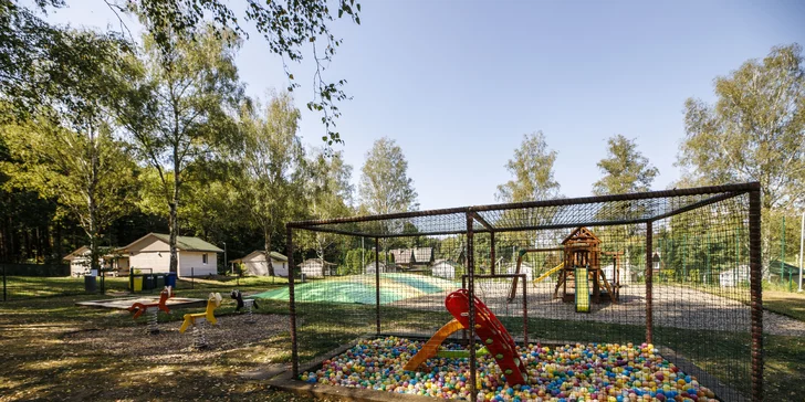 Útulné chatky pri rybníku na úpätí Orlických hôr pre pár aj rodinu: jedlo, sauny a biotop