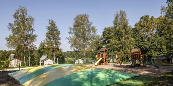 Útulné chatky pri rybníku na úpätí Orlických hôr pre pár aj rodinu: jedlo, sauny a biotop