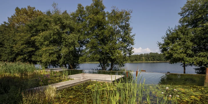 Útulné chatky pri rybníku na úpätí Orlických hôr pre pár aj rodinu: jedlo, sauny a biotop