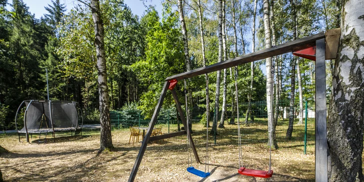 Útulné chatky pri rybníku na úpätí Orlických hôr pre pár aj rodinu: jedlo, sauny a biotop